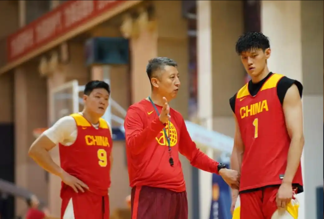 开云APP-徐杰健康时不选，伤了又征召，球迷怒批郭士强：就不能召郭昊文？